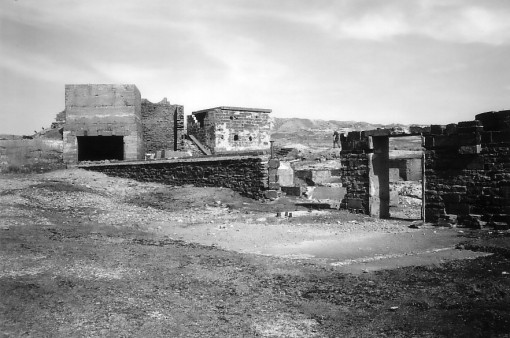 Yarnbury Hopper & Ruins (B&W)